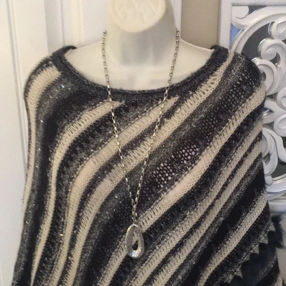 NWOT CHICOS S/M FUR TRIMMED PONCHO TOP.  Bundle and save! - Picture 3 of 8